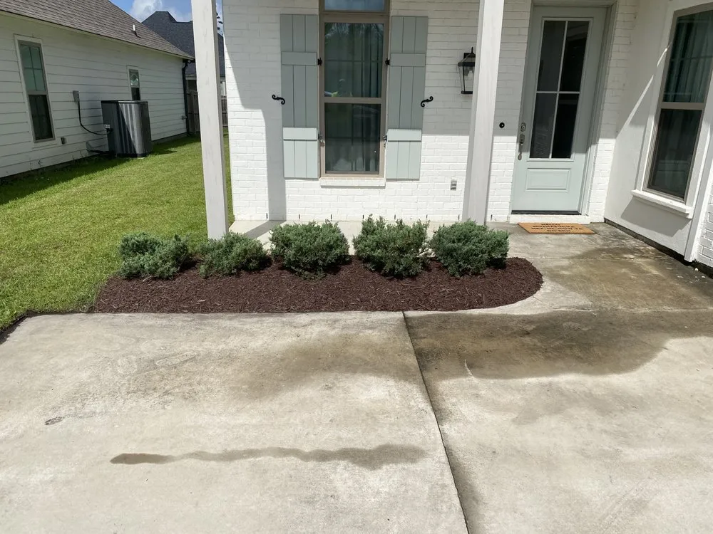 Trusted lawn mowing service experts serving Baton Rouge, LA - Swamp Grass Lawn and Maintenance