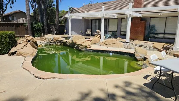 Swan Pools West Logo