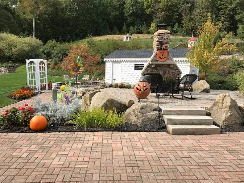 Professional garden landscaping in Gibsonia, PA by Symanski Landscaping & Supply
