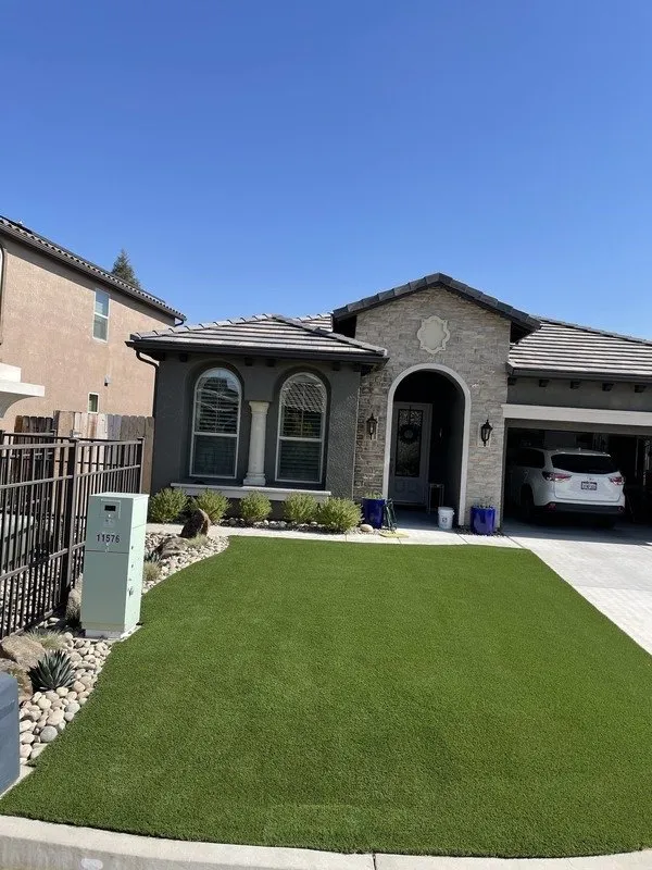 Affordable lawn mowing service for homes across Bakersfield, CA - SYNlawn Kern County