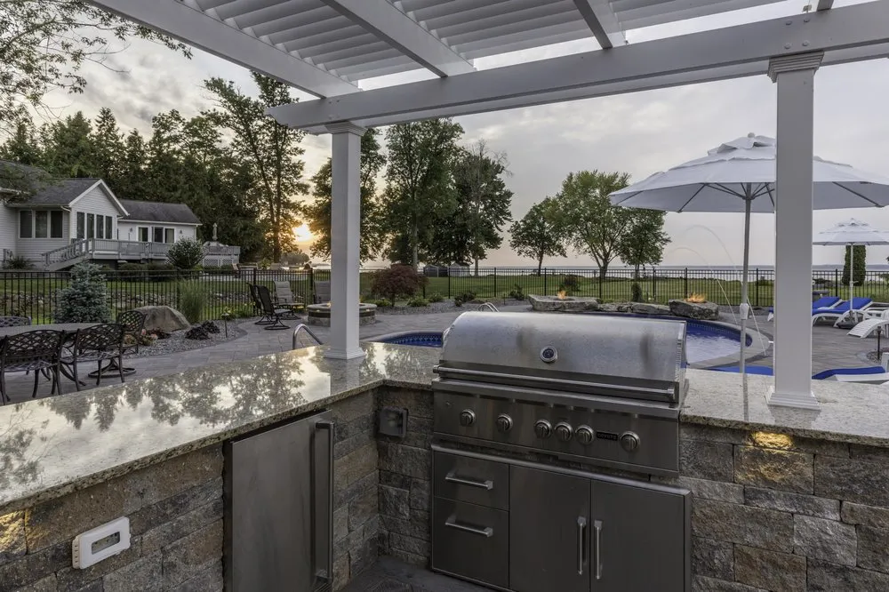 Professional yard cleanup service in East Syracuse, NY - Syracuse Lightscapes