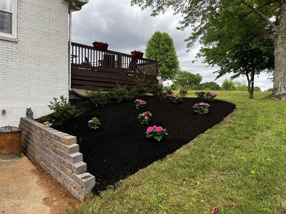 Top-rated lawn care service for homes in Hendersonville, TN by T & R landscapes