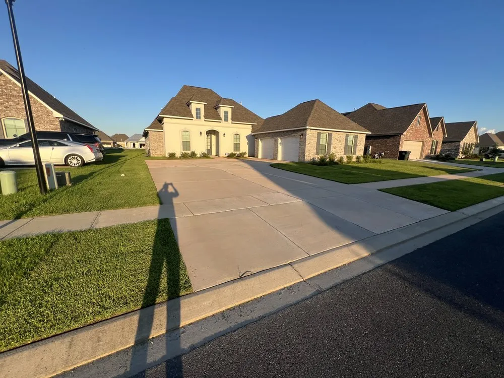 Affordable yard cleanup service for year-round maintenance in Baton Rouge, LA by T2 Lawn Care