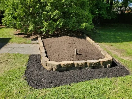Tall oaks lawn and landscaping Logo