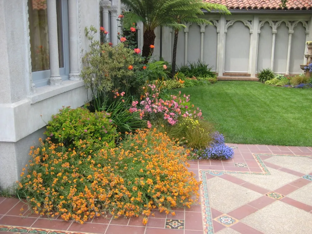 Custom outdoor landscaping in Oakland, CA by Tamar Carson Landscaping