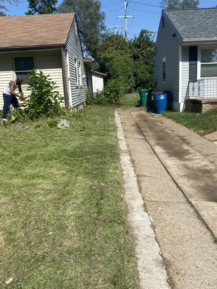 Reliable yard maintenance with custom design across Saint Louis, MO - Tees Cut & Clean Lawn Care Services