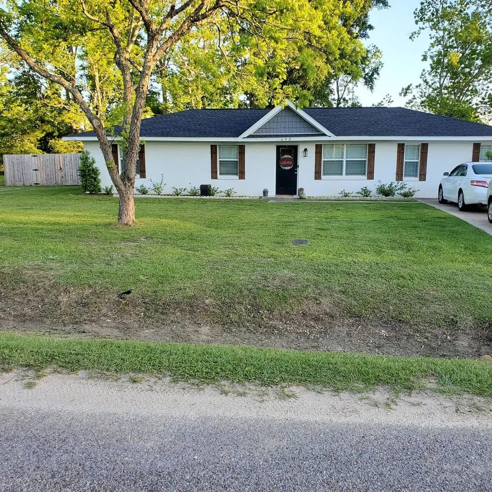 Top-rated garden landscaping for year-round maintenance in Slocomb, AL by Tew Lawn Care