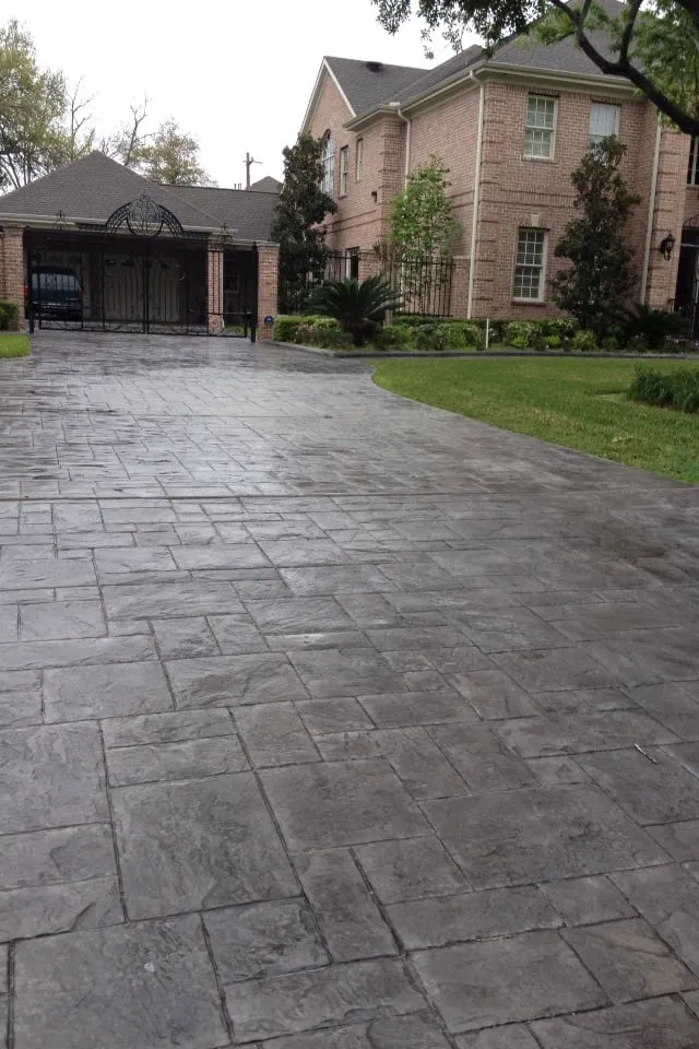 Expert yard maintenance with custom design across Houston, TX - Texas Curb n Borders