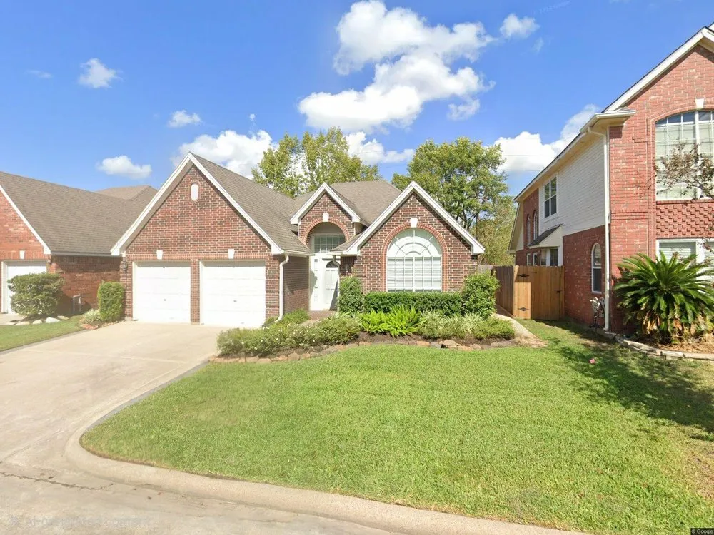 Reliable lawn care service for residential properties in Houston, TX by Texas Green House Lawn Care