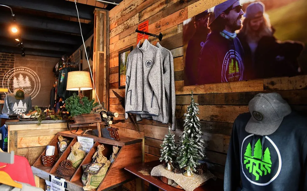 Professional lawn mowing service in Lakewood, OH - The Everarbor Company