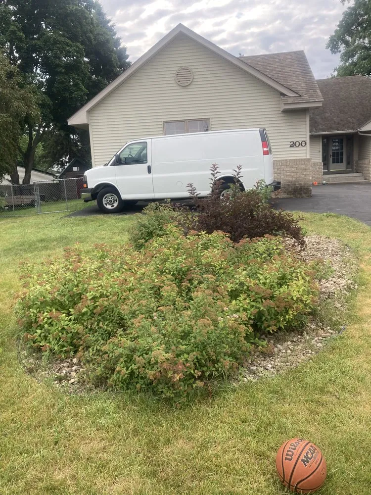 Reliable yard cleanup service for homes across Arden hills, MN - The Gardener Luna