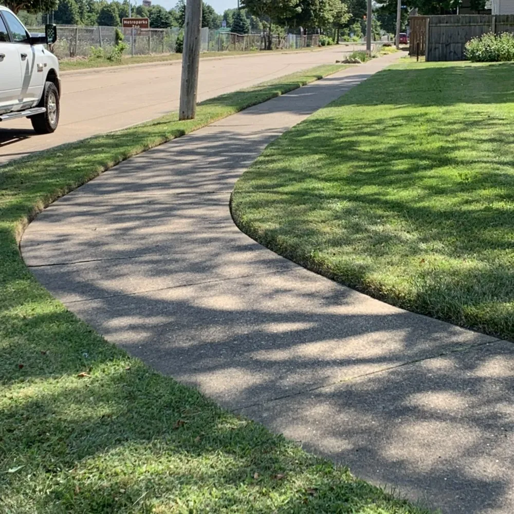 Top-rated lawn care service experts serving Knoxville, TN - The Grass Barber Lawn Service