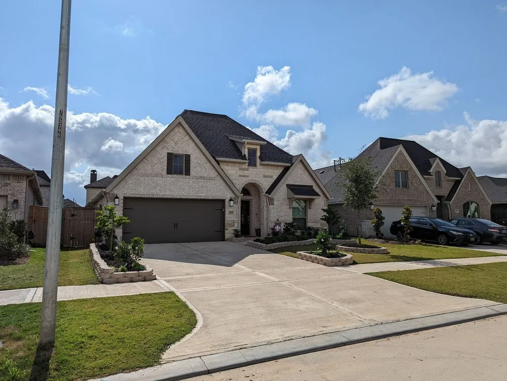 Top-rated lawn mowing service experts serving Katy, TX - The Grasshopper Pros