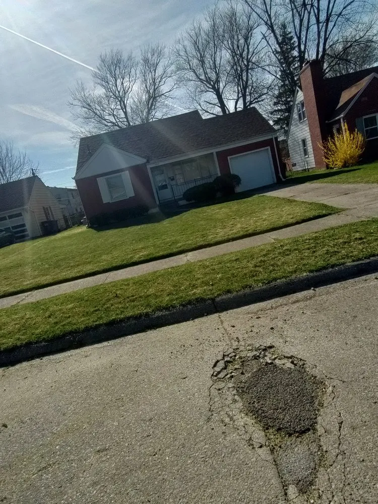 Local lawn care service in Toledo, OH by The J's Get It Done 419