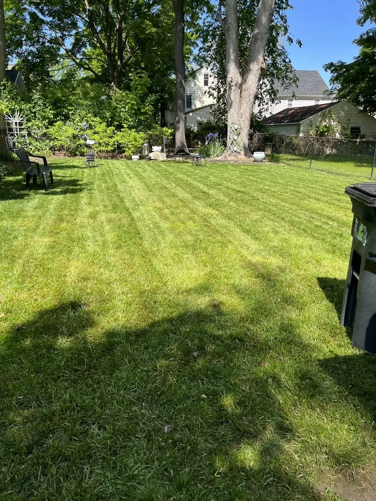 Local lawn mowing service experts serving Syracuse, NY - The lawn barber