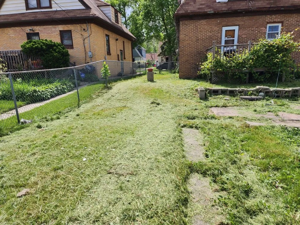 Top-rated outdoor landscaping experts serving Milwaukee, WI - The Lawn Queen