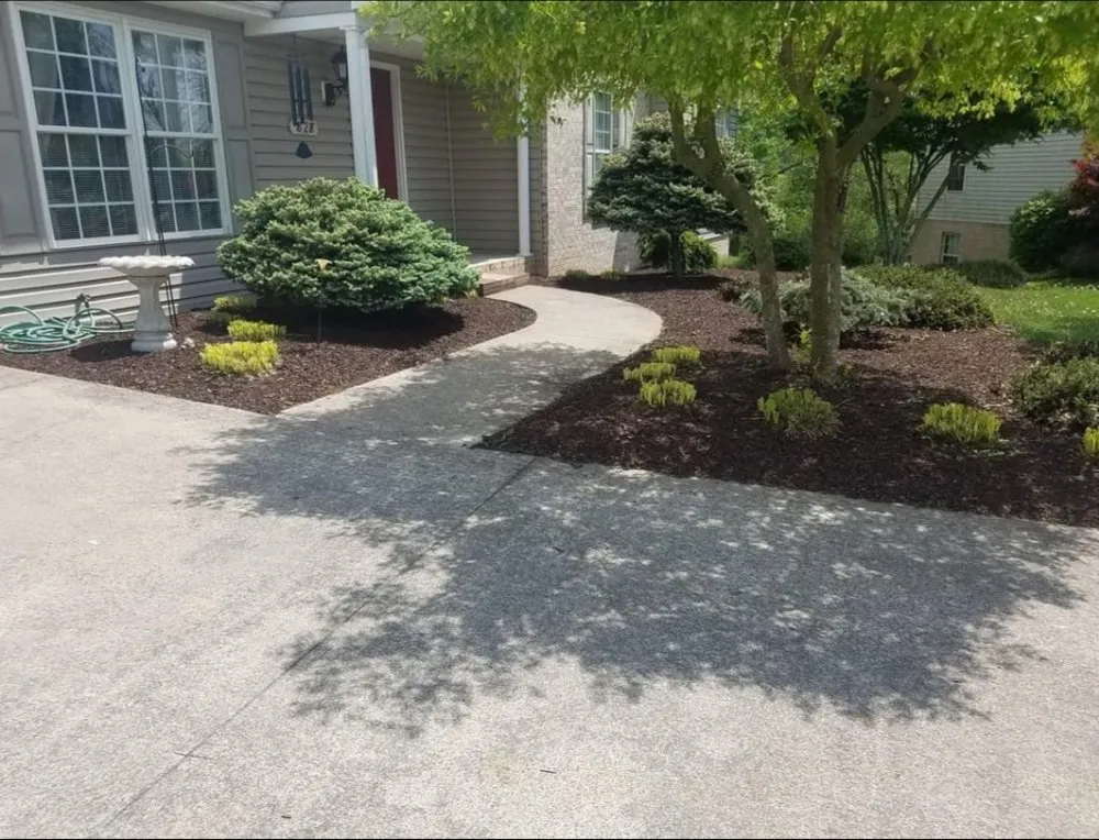 Custom residential landscaping in Green Forest, AR - The Man on the Hill