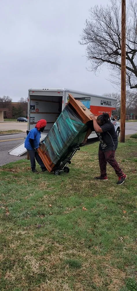 Expert lawn care service in Wichita, KS - The Right Moves & Hauls