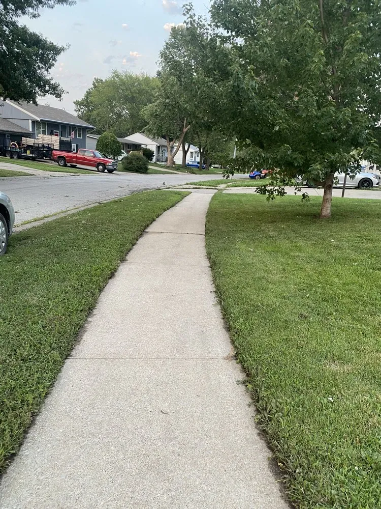 Local yard maintenance in Independence, MO - The Right Services