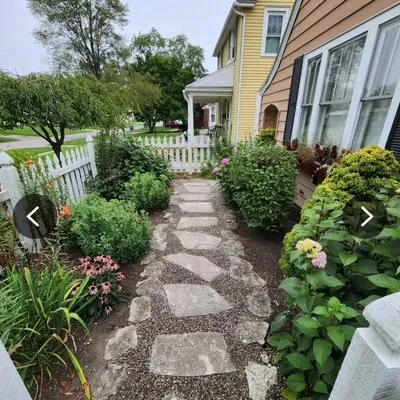 This N That By Nicole Logo