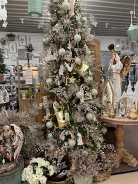 Professional garden landscaping experts serving Bourbonnais, IL - Tholens' Landscape & Garden Center