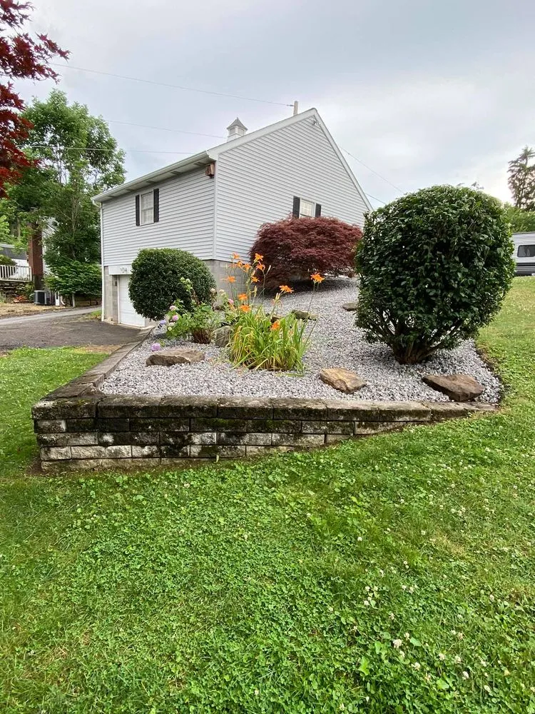 Custom garden landscaping experts serving Beaver Falls, PA - Thomas & Co Lawncare