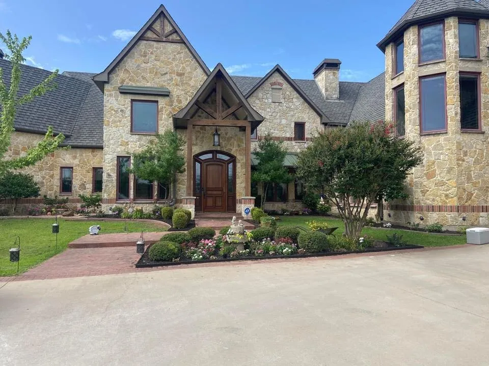 Expert lawn care service experts serving Alvord, TX - Thomas Landscape