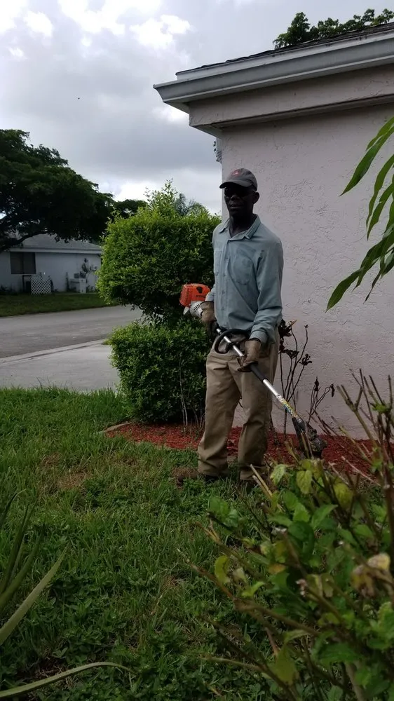 Top-rated yard maintenance in Lauderhill, FL by Thomas Noder Lawn service
