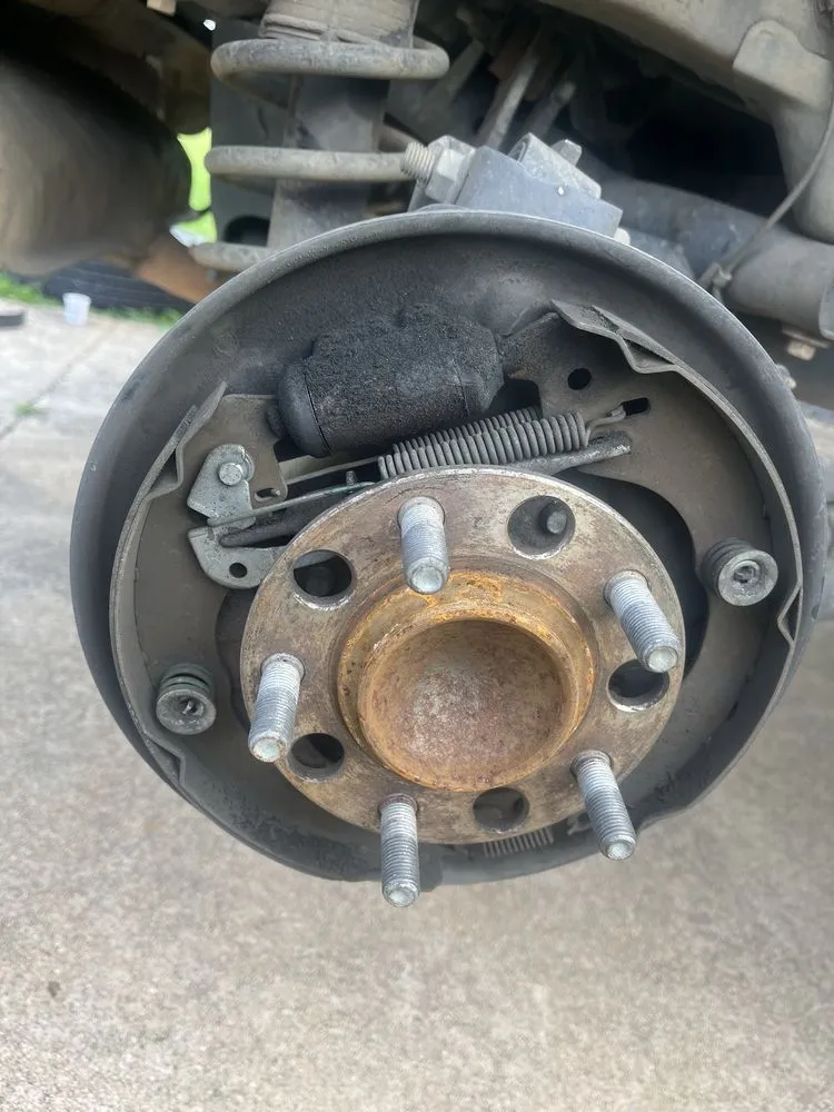 Custom lawn care service experts serving Florence, AL - Thompson Handy Services