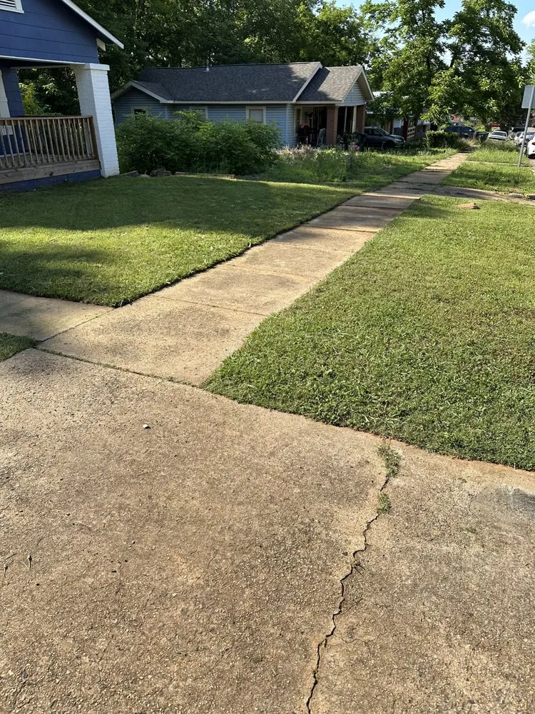 Top-rated landscaping services in Trussville, AL by Thompson Lawn-Care & Repair Service