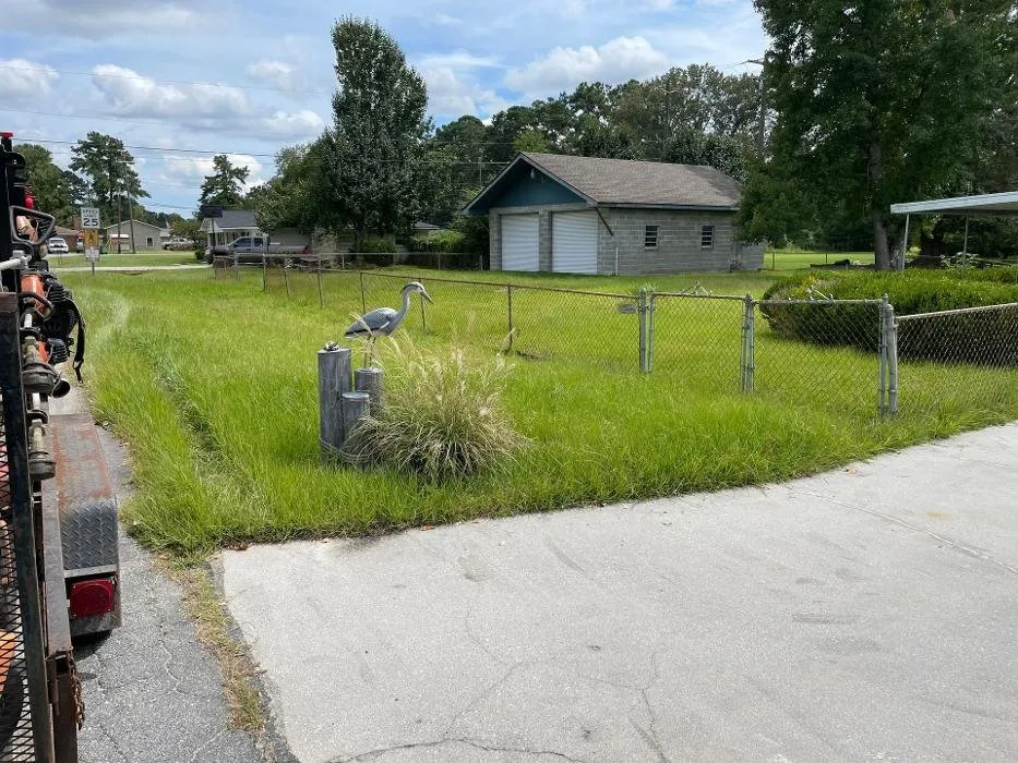 Custom yard cleanup service in Ellabell, GA - Thompson Yards