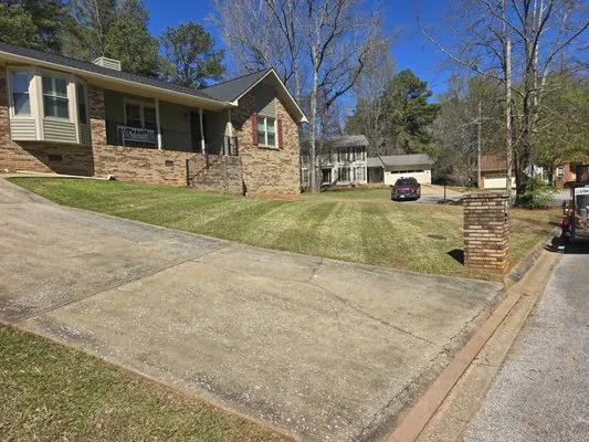 Thrash,s Lawn Care Logo