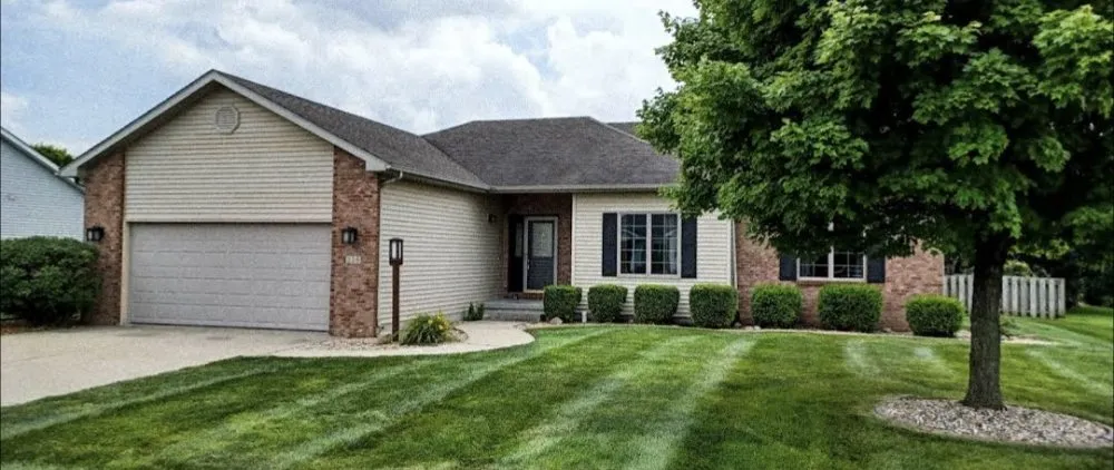 Custom lawn mowing service experts serving Springfield, IL - Thrive Lawn Care