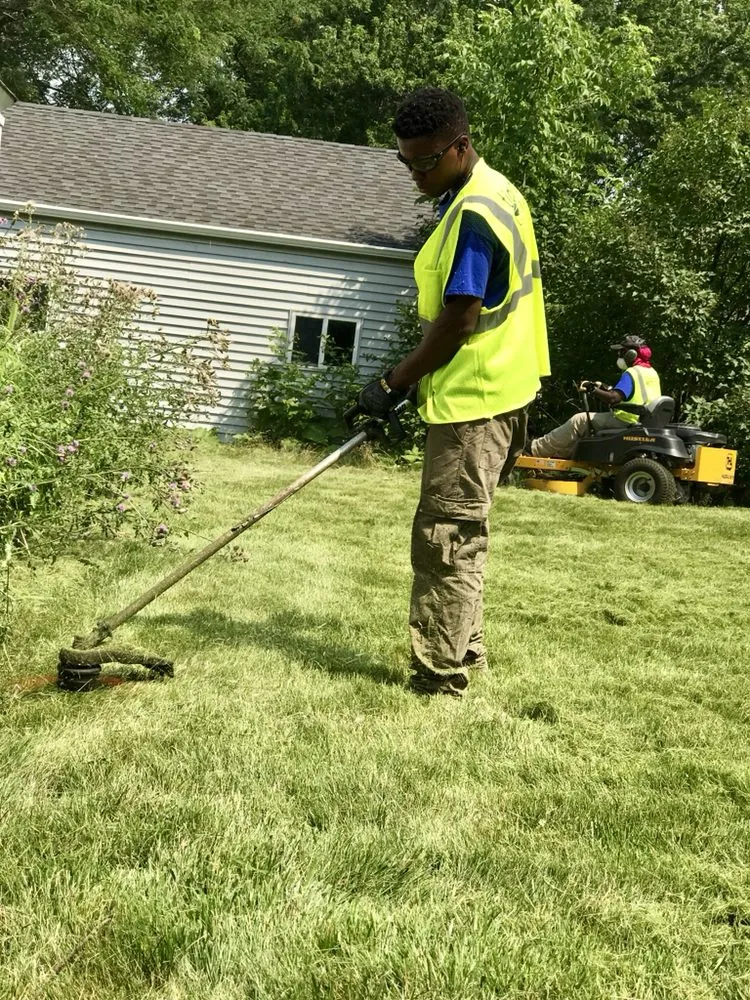 Top-rated landscaping services experts serving Glendale, WI - Tidy Trim Lawn Service