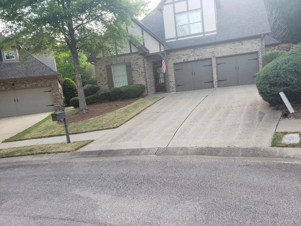 Custom lawn mowing service experts serving Trussville, AL - Tip-Top Lawn Service