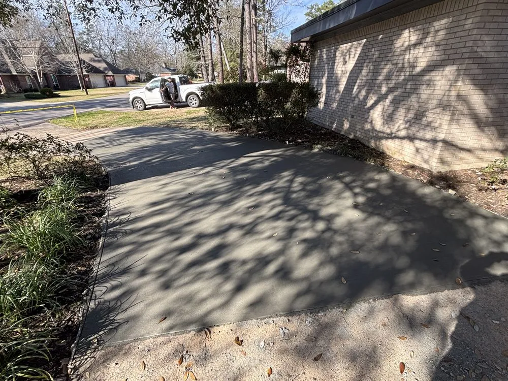 Top-rated garden landscaping in Montgomery, TX by Tittion Construction