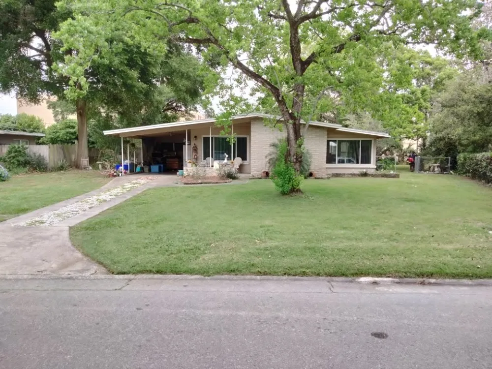 Expert lawn mowing service experts serving Ormond Beach, FL - Tj's Cut Above