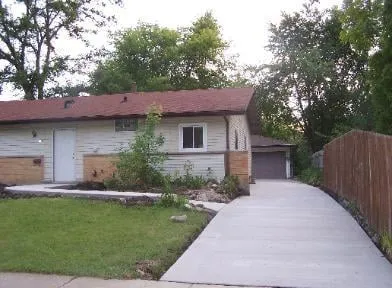 Custom residential landscaping in Elk Grove Village, IL by TMW Enterprises Paving & Maintenance