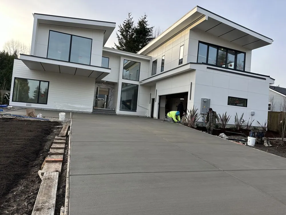 Affordable lawn mowing service in Lynnwood, WA by Tnt construction Landscaping Services