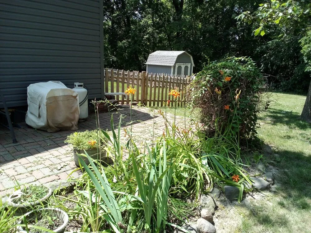 Local outdoor landscaping in Chillicothe, IL by TnT Helping Hands