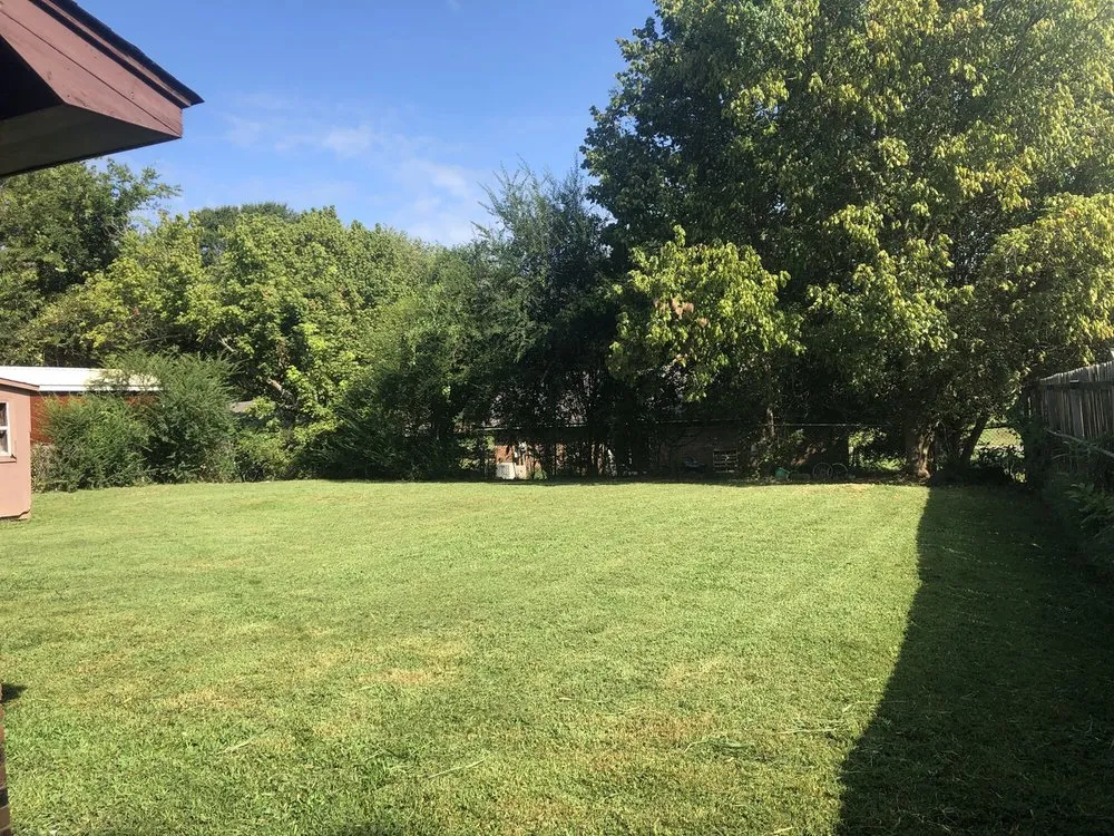 Local yard maintenance in Southaven, MS by TNT Lawns