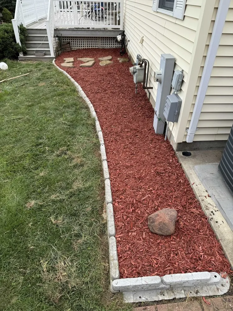 Top-rated yard maintenance for beautiful yards in Rock Falls, IL by TNT Services