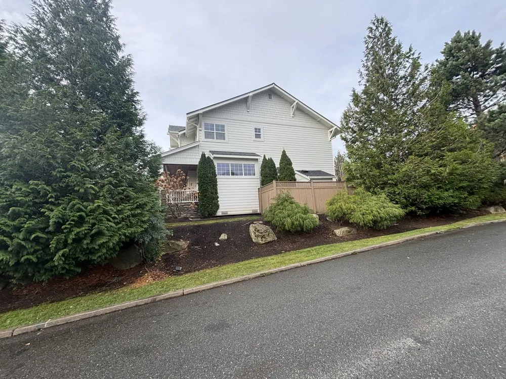 Top-rated yard cleanup service for beautiful yards in Issaquah, WA by Tolosa Landscaping