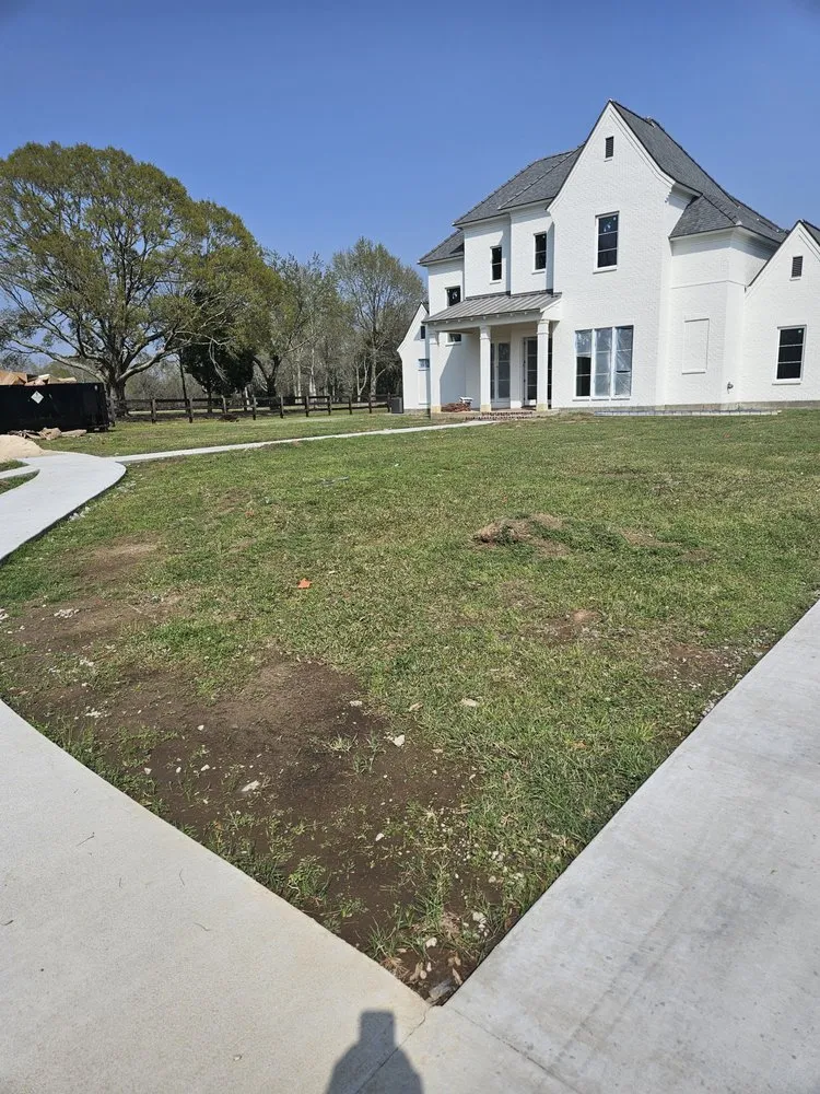 Professional yard cleanup service experts serving Breaux Bridge, LA - Tommy's Lawn & Landscaping Services