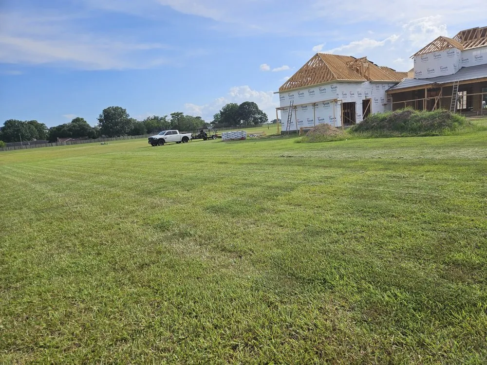 Top-rated yard maintenance with custom design across Breaux Bridge, LA - Tommy's Lawn & Landscaping Services