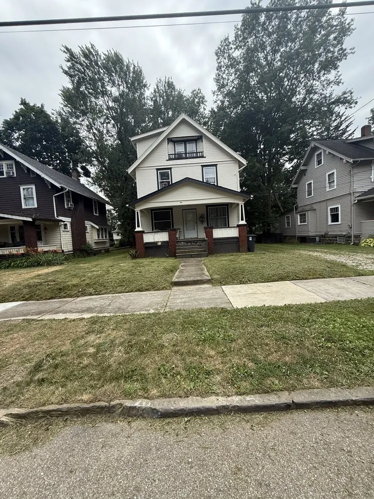 Local lawn care service in Akron, OH - Tonios Magic Hands