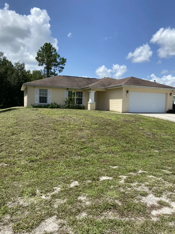 Top-rated lawn care service for residential properties in Lehigh Acres, FL by Tony’s Lawn Care & Pressure Washing