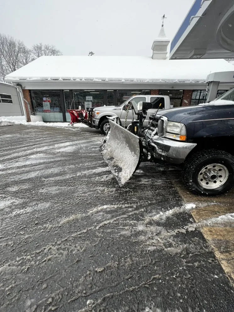 Professional lawn mowing service in Stamford, CT - Top Choice Lawn Care