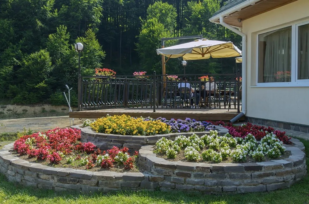 Professional yard maintenance in North Ridgeville, OH - Top Notch Landscaping