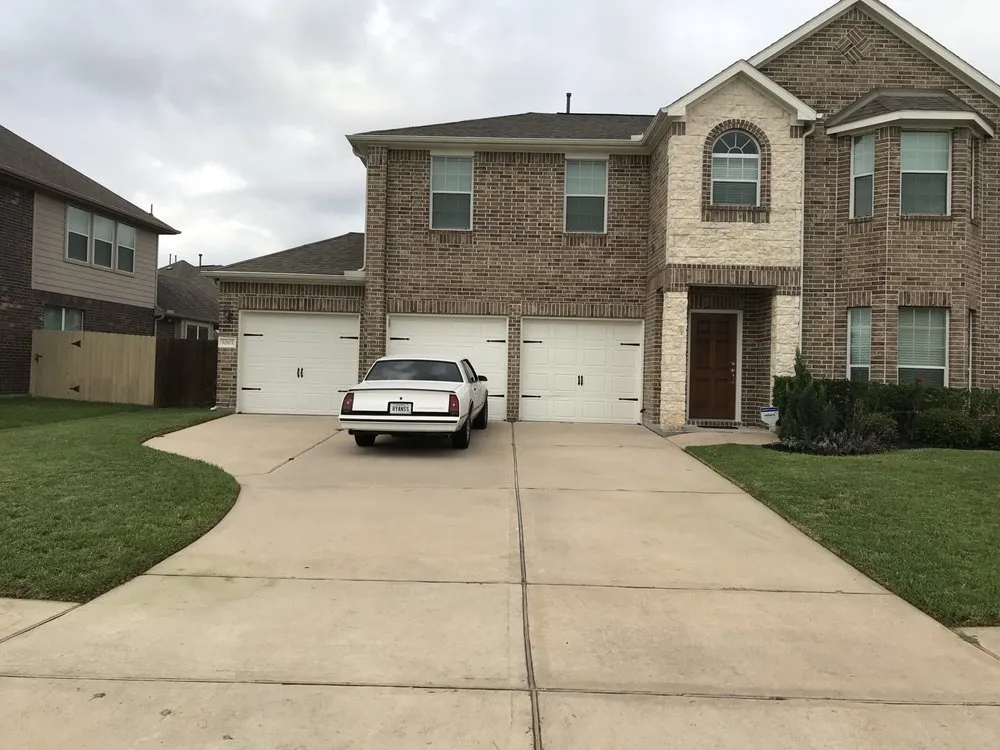 Trusted lawn mowing service in Humble, TX by Top Notch Lawn Care